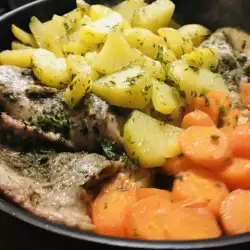 Филе от сом на фурна с картофи и моркови