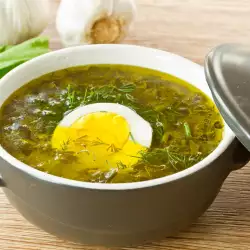 Зелена супа с киселец и лобода
