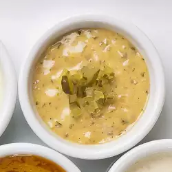 Пикантен сос с кисели краставички
