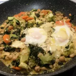 Сотирани зеленчуци с поширани яйца в уок тиган