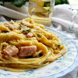 Спагети карбонара с пармезан