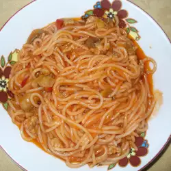 Спагети със зеленчуци и месо