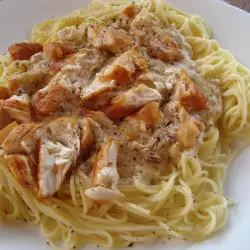 Спагети с бял сос и пиле