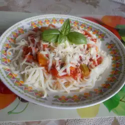 Спагети с тиквички, бекон и доматен сос