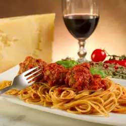 Спагети с кюфтенца и лук
