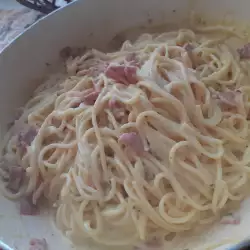 Спагети с бекон и сметана