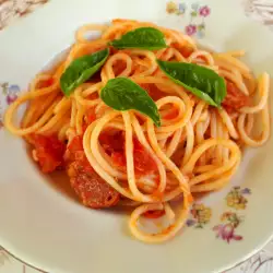 Пикантни спагети с чоризо и доматен сос
