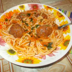 Спагети с кюфтета и доматен сос