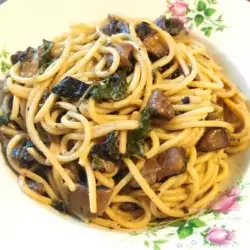 Спагети със сметанов сос, гъби и спанак
