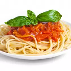 Икономични спагети с доматен сос