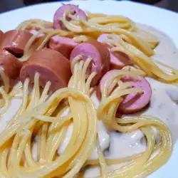 Интересни спагети с гъбен сос и наденица