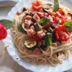 Спагети с тиквички, чери домати и пушени свински гърди