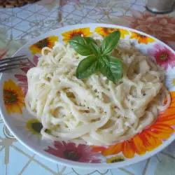 Спагети с пармезан и крема сирене