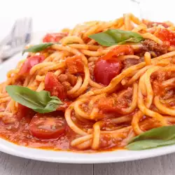 Спагети с доматен сос и лук