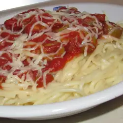 Спагети с кисели краставички и кайма