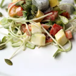 Средиземноморска салата с авокадо и соеви кълнове