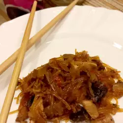 Стъклени спагети с пиле, гъби и кълнове от боб Мунг