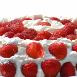 Нежен десерт с ягоди и сметана
