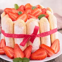 Десерт с ягоди и сметана