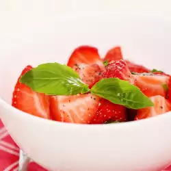 Лесен десерт от ягоди с босилек