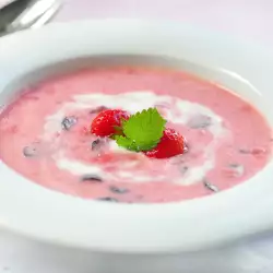 Руска крем супа от ягоди и сметана