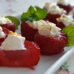 Десерт от ягоди със сметана