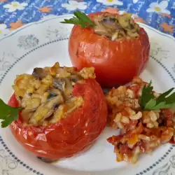 Топло предястие от пълнени домати