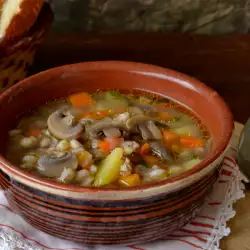 Гъбена супа с чубрица
