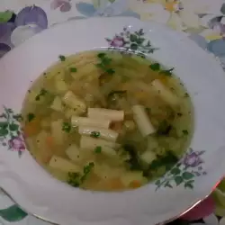 Макаронена супа и тиквички