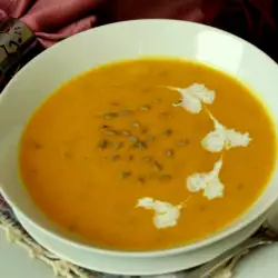 Крем супа от моркови с масло