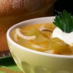 Супа от зелени домати и праз лук