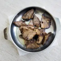 Свински език с масло и чесън на тиган