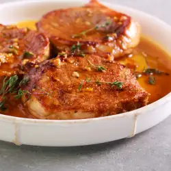 Сочни свински пържоли на тиган със сос