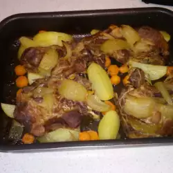 Свински пържоли с картофи, лук и моркови
