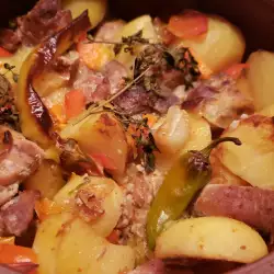 Картофи с месо и люти чушки
