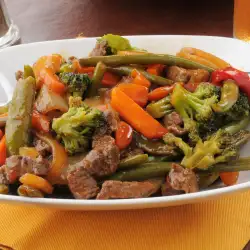 Бързо телешко със зеленчуци на тиган