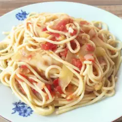 Спагети с тиквички и домати