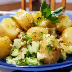 Топла салата от пресни картофки и краставица