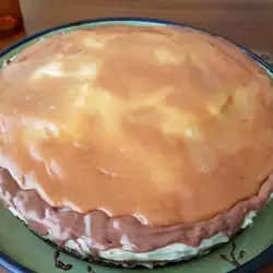 Торта с карамелен сос