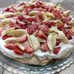 Целувчена торта Павлова с ягоди и банан