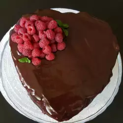 Шоколадова торта със сметана и малини