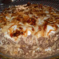 Торта с карамелизирани орехи и сметана