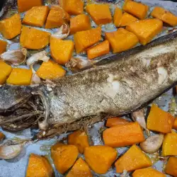 Морска риба на фурна със сладки картофи