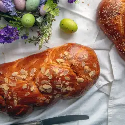 Цуреки - гръцкият козунак за Великден