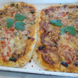Тънка пица с домати и колбас