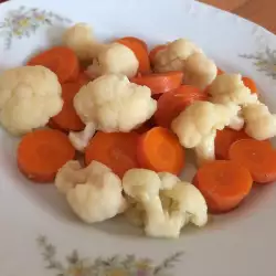 Сурова туршия от карфиол и моркови
