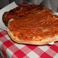 Пица с кайма и домати