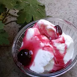 Домашен ванилов сладолед със сладко от череши