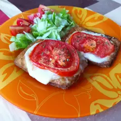 Вегетариански шницел с моцарела и домат