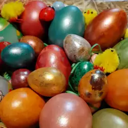 Великденски яйца със седефена боя в приказни цветове